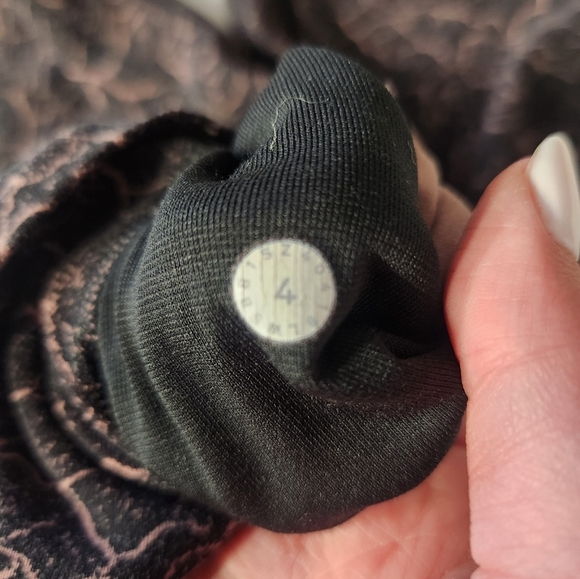 Lululemon Align Cropped Leggings Lace Pattern Size 4 - Picture 4 of 7